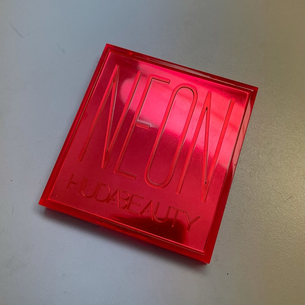 HUDA BEAUTY NEON Eyeshadow PALETTE